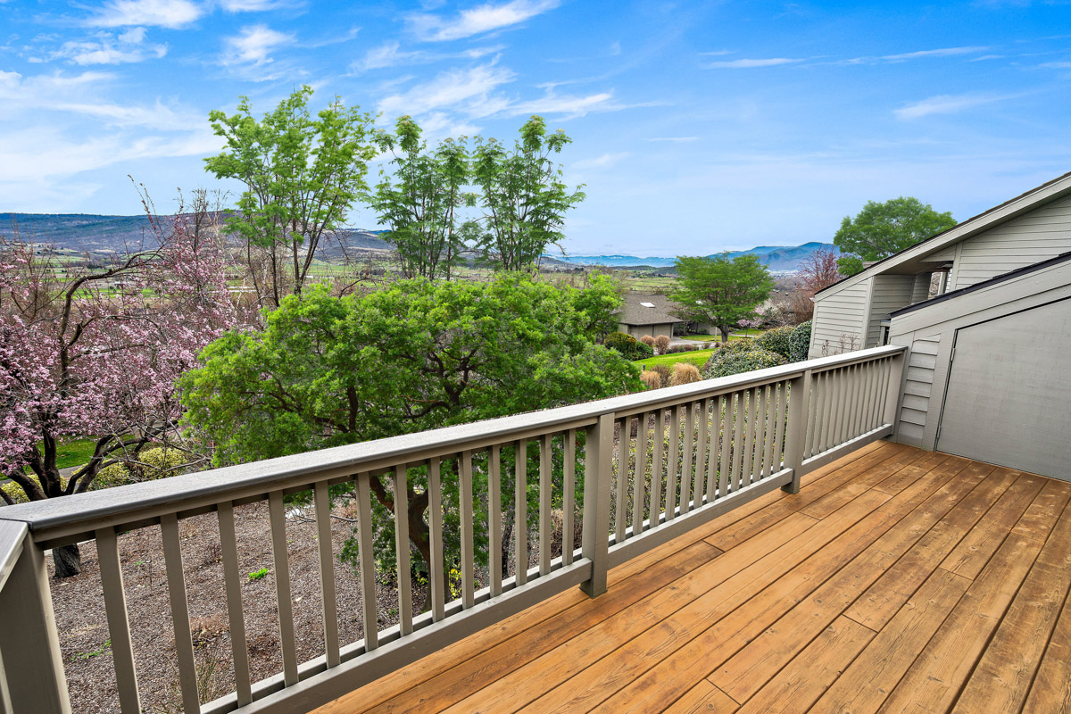 Photo of a balcony in a Rogue Valley Manor cottage.