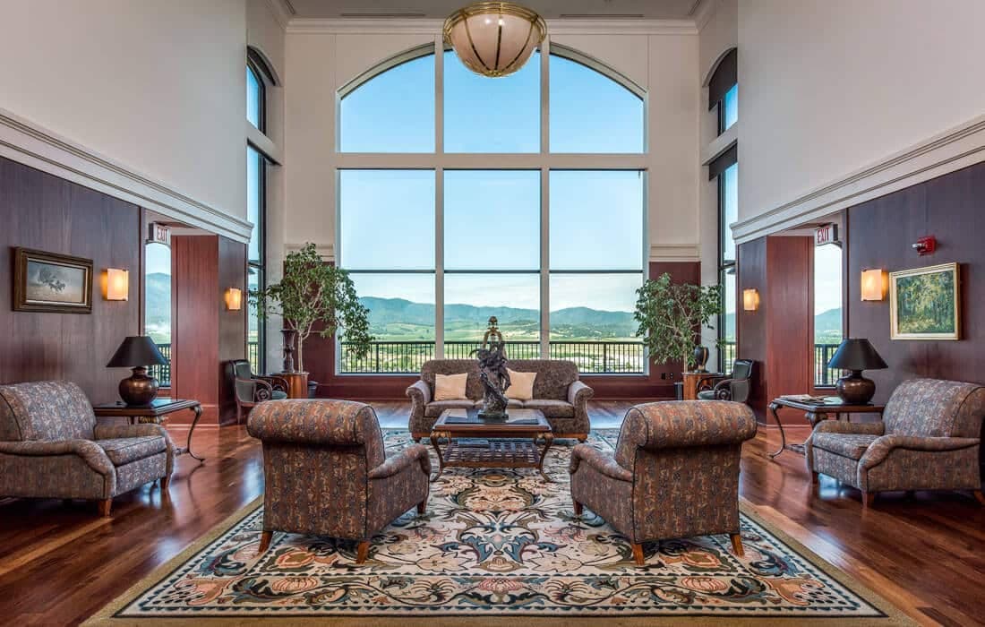 Photo of a Rogue Valley Manor common room with comfortable chairs and decorative accents.